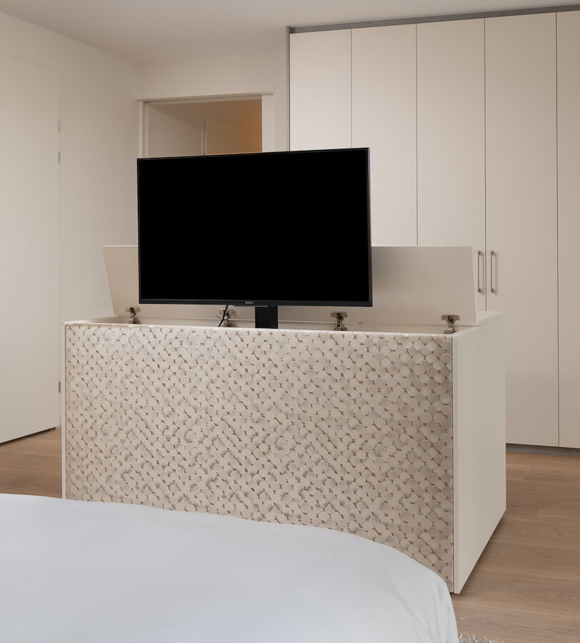 tv-kast in luxe slaapkamer