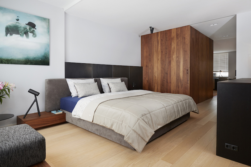 grote slaapkamer met design bed