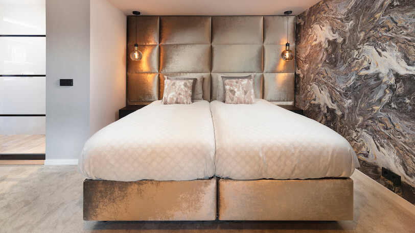 hotel chique slaapkamer met goud bed