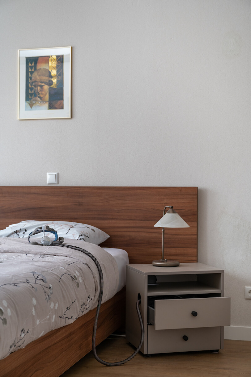 houten bed met verrijdbaar nachtkastje