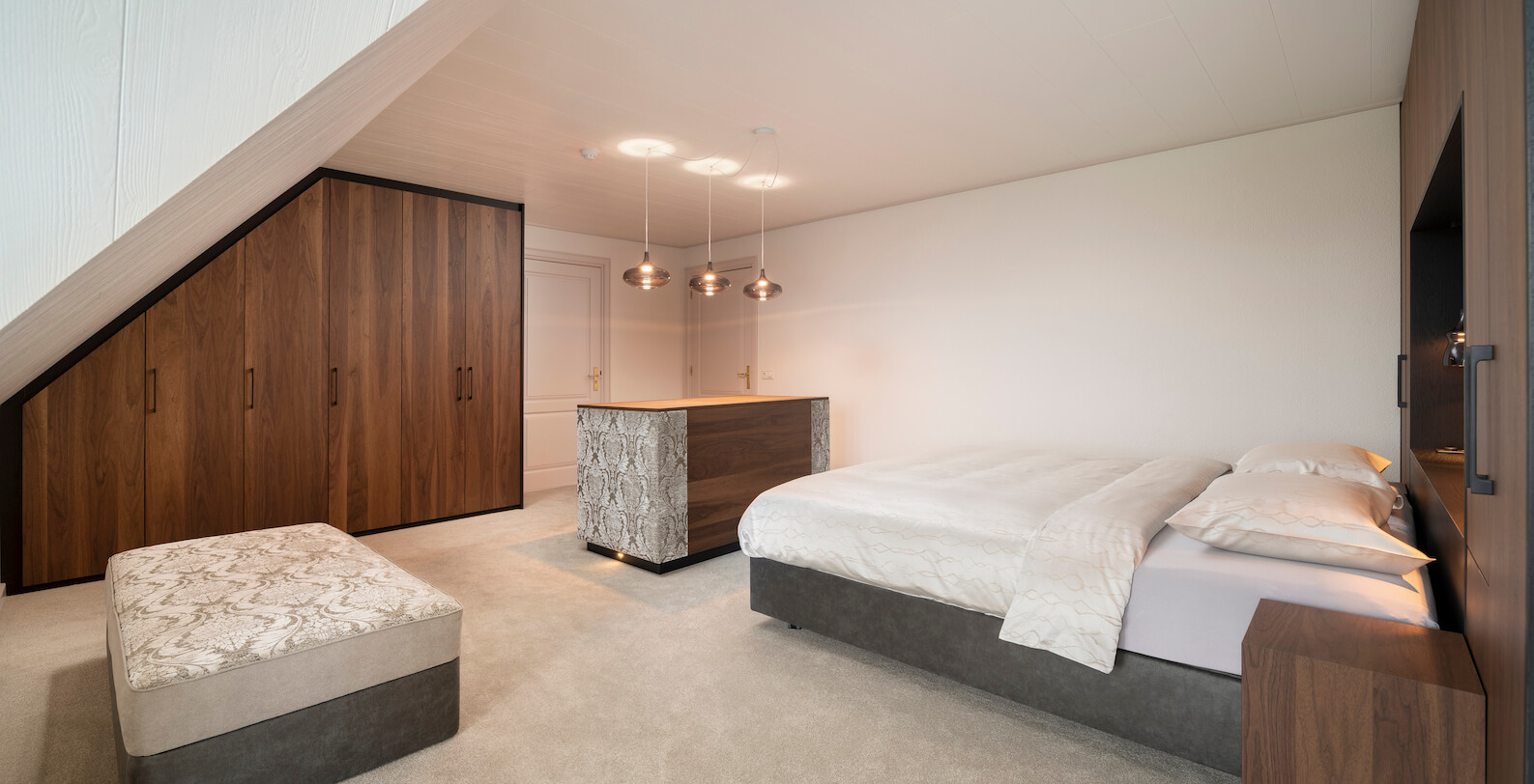 klassieke slaapkamer in donker hout