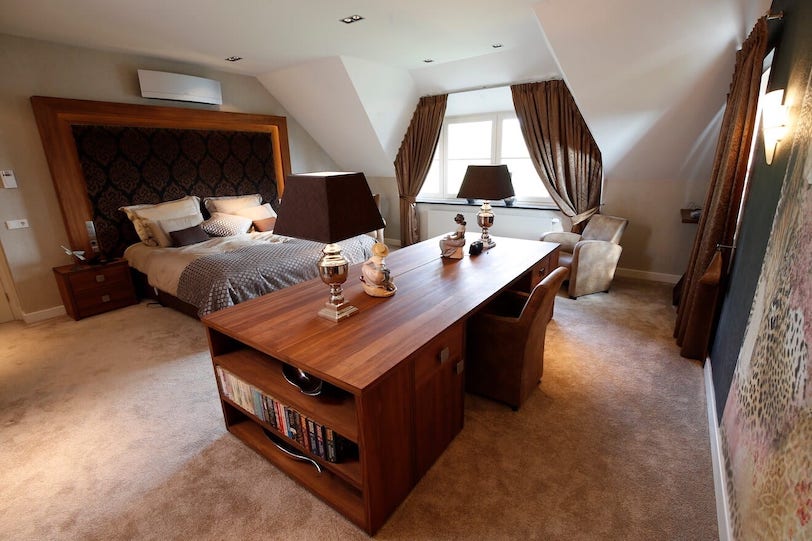 klassieke slaapkamer met tv meubel en kaptafel