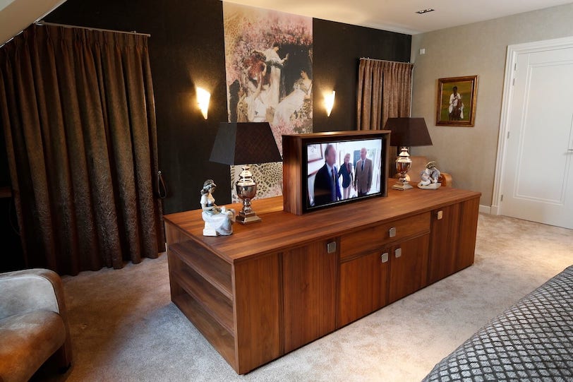 luxe room divider met tv-lift