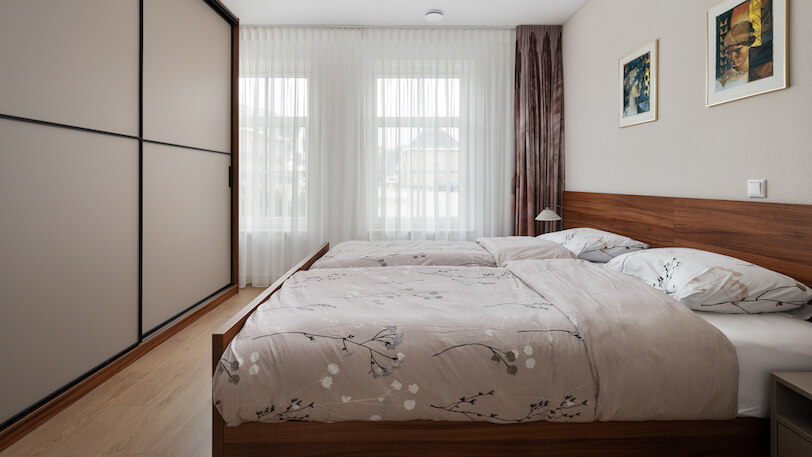 luxe slaapkamer met houten bed en schuifdeurkast