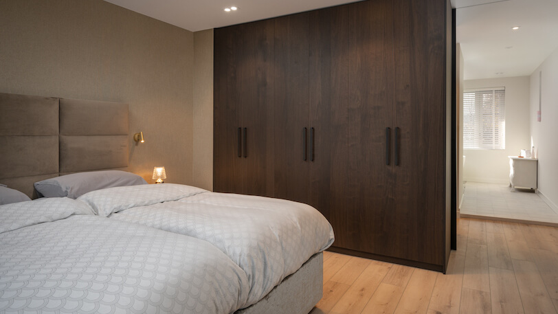 luxe slaapkamer met houten kledingkast