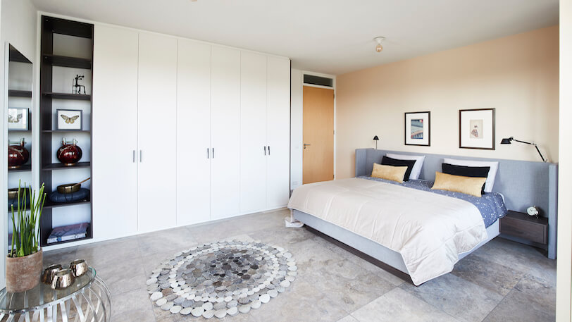 japanse slaapkamer met design bed en inbouwkast