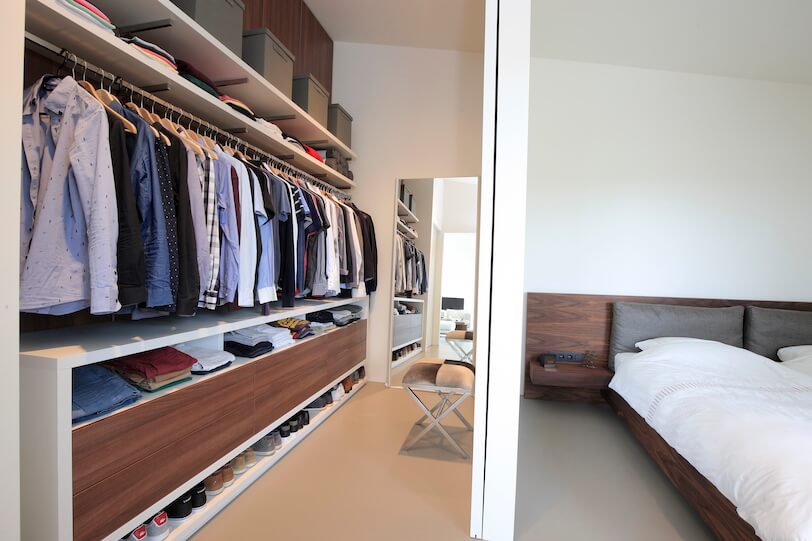 moderne loft slaapkamer met bed en kast