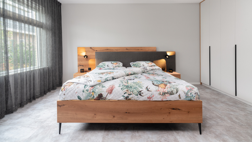 moderne slaapkamer met massief houten bed