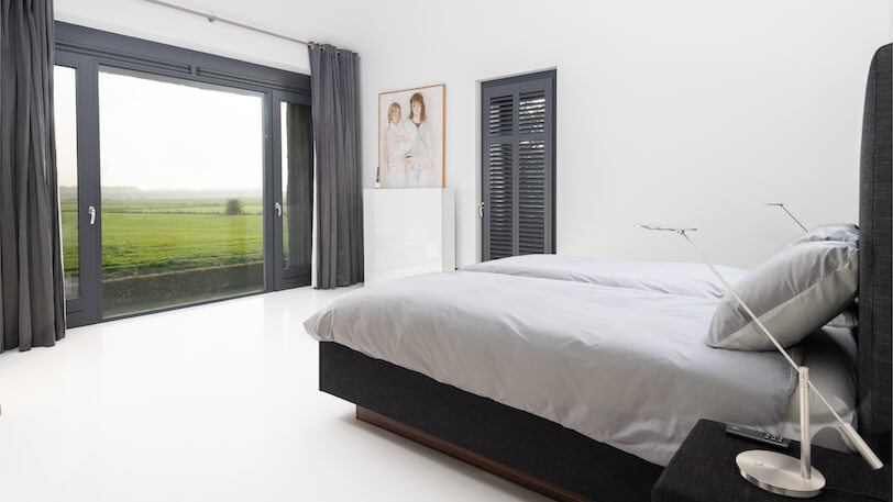moderne slaapkamer met uitzicht over polder