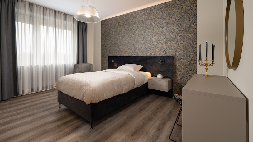 luxe slaapkamer met twijfelaar hoog laag bed