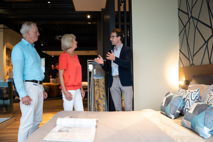 klant doet slaapkamer ideeën op in de showroom