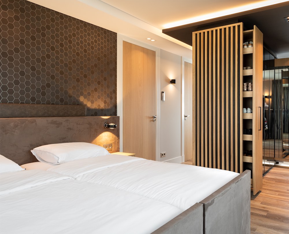 hotelchique slaapkamer met hoog laag bed