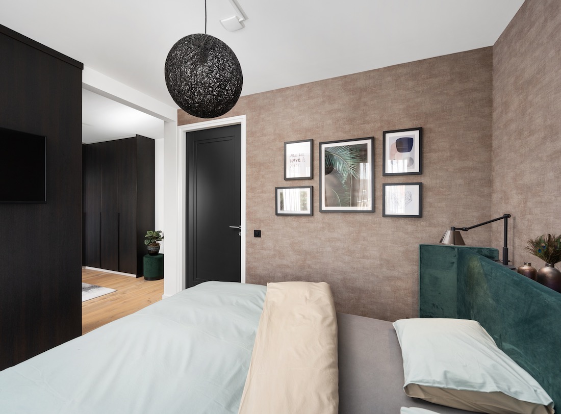 hotelchique slaapkamer met luxe bed en inloopkast