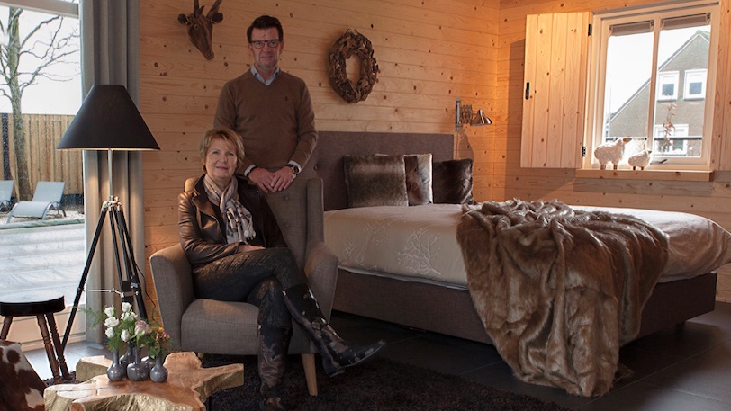 Man en vrouw in de slaapkamer met een bed met FPS technologie