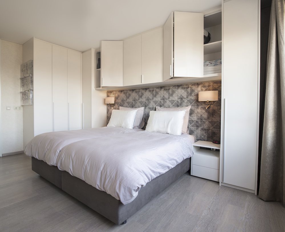 luxe slaapkamer met hoog laag bed en kastombouw