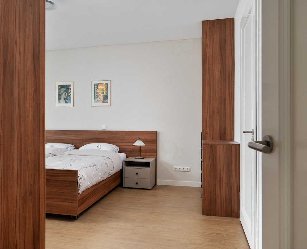 luxe slaapkamer met houten hoog laag boxspring