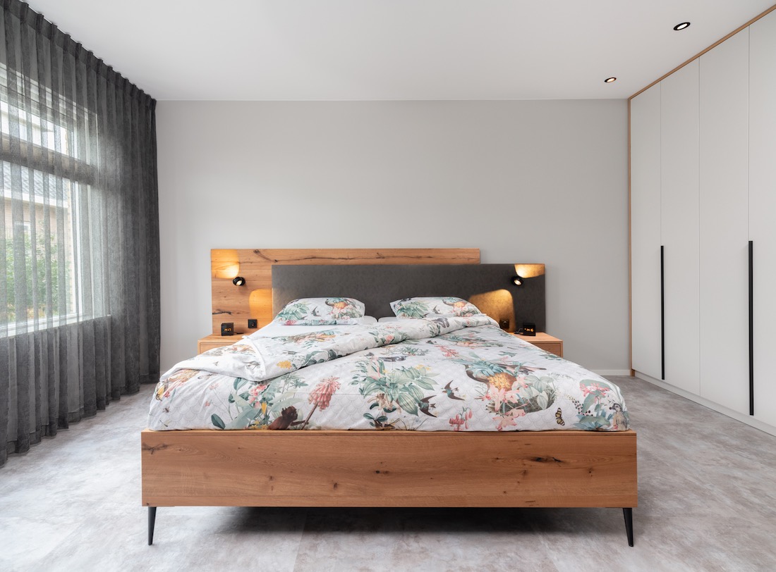 moderne slaapkamer met houten bed