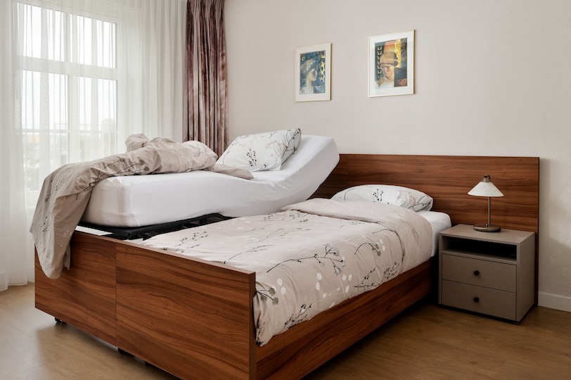 houten bed in hoog laag stand