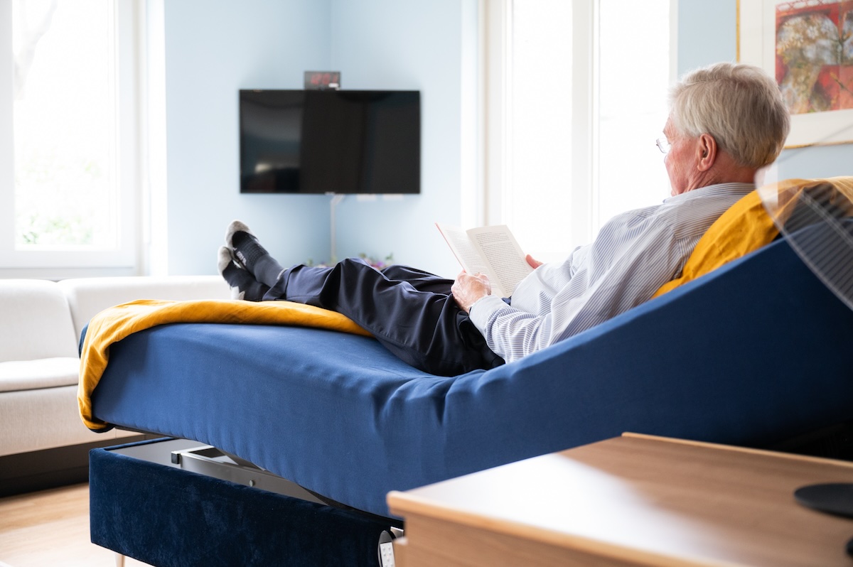 klant ontspant liggend op bed