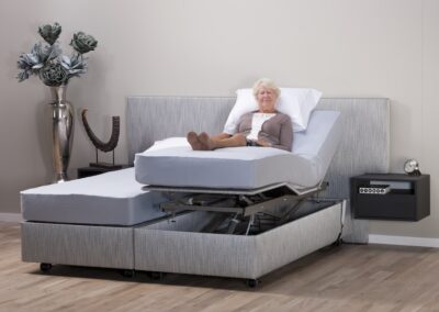 Met de intuïtieve handbediening bedient u uw bed moeiteloos. Schakel snel van een vlakke naar elke elektrisch verstelbare positie.