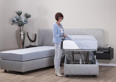 vrouw maakt hoog laag bed op