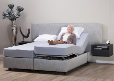 senior ligt in elektrisch verstelbaar bed