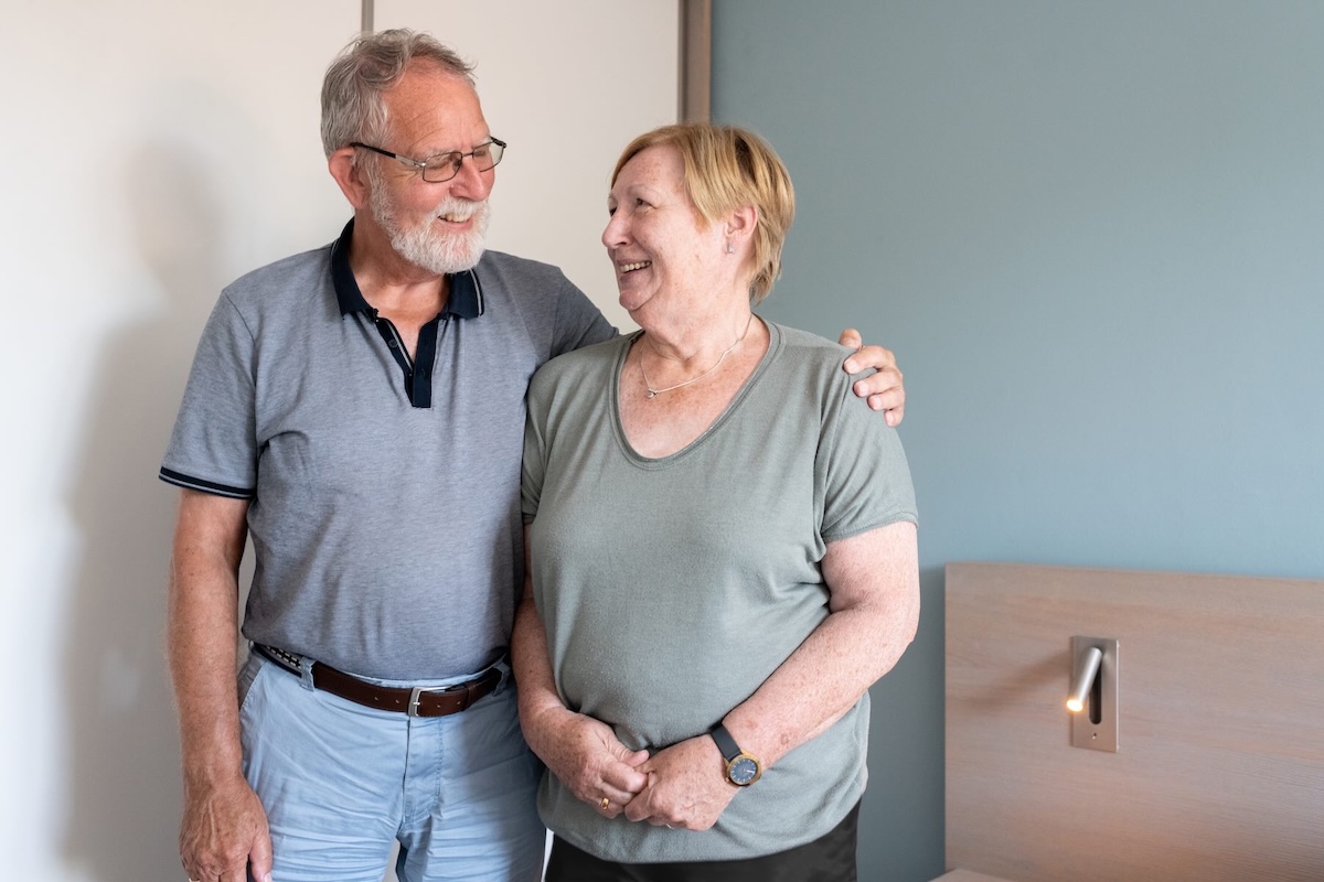 klant blij met hoog laag bed