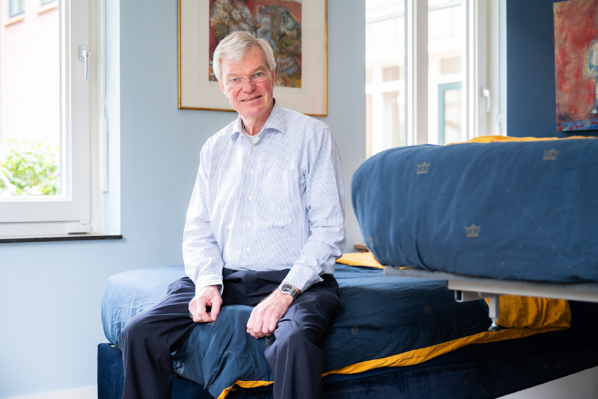 klant op hoog laag bed