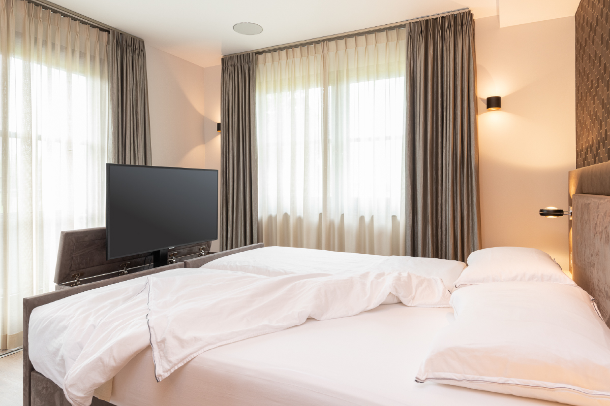 Slaapkamerontwerp waarin ontwerp, licht en materiaal samenkomen in elegant geheel