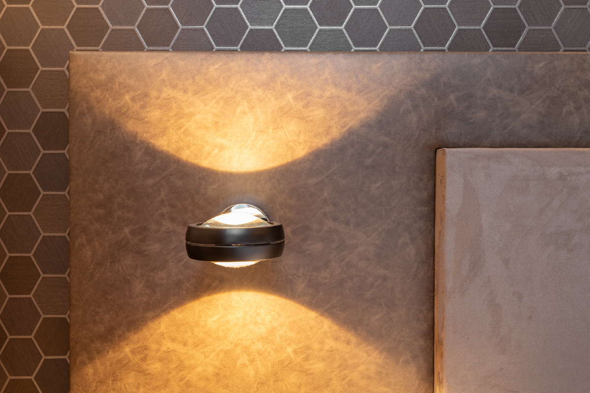 Volwaardige suite-slaapkamer met bed op maat, inloopkast en hotelchique uitstraling