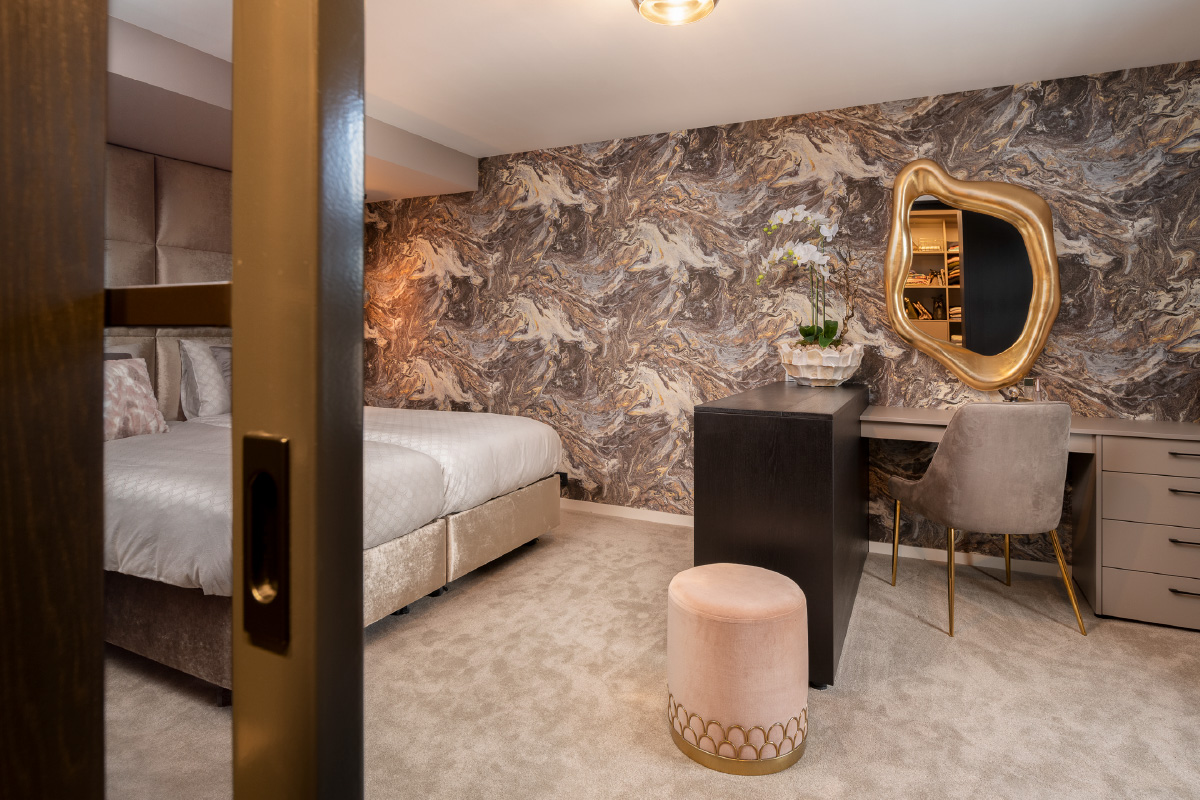 Slaapkamer – zicht op nachtkastje en verlichting