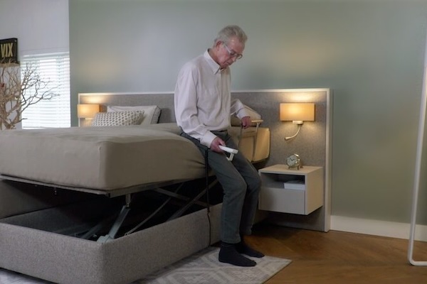 man met Parkinson staat op vanuit bed