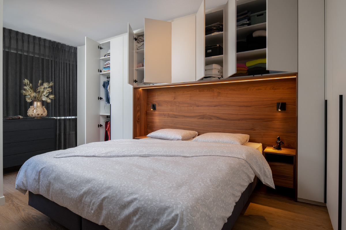 Bed met kastombouw en brugkast