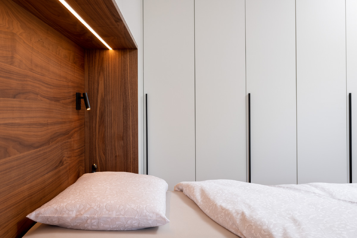 Brugkast boven het bed met vouwdeuren op maat