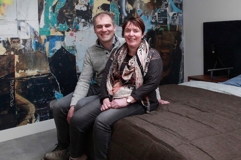 klant met rolstoel bij hoog laag bed