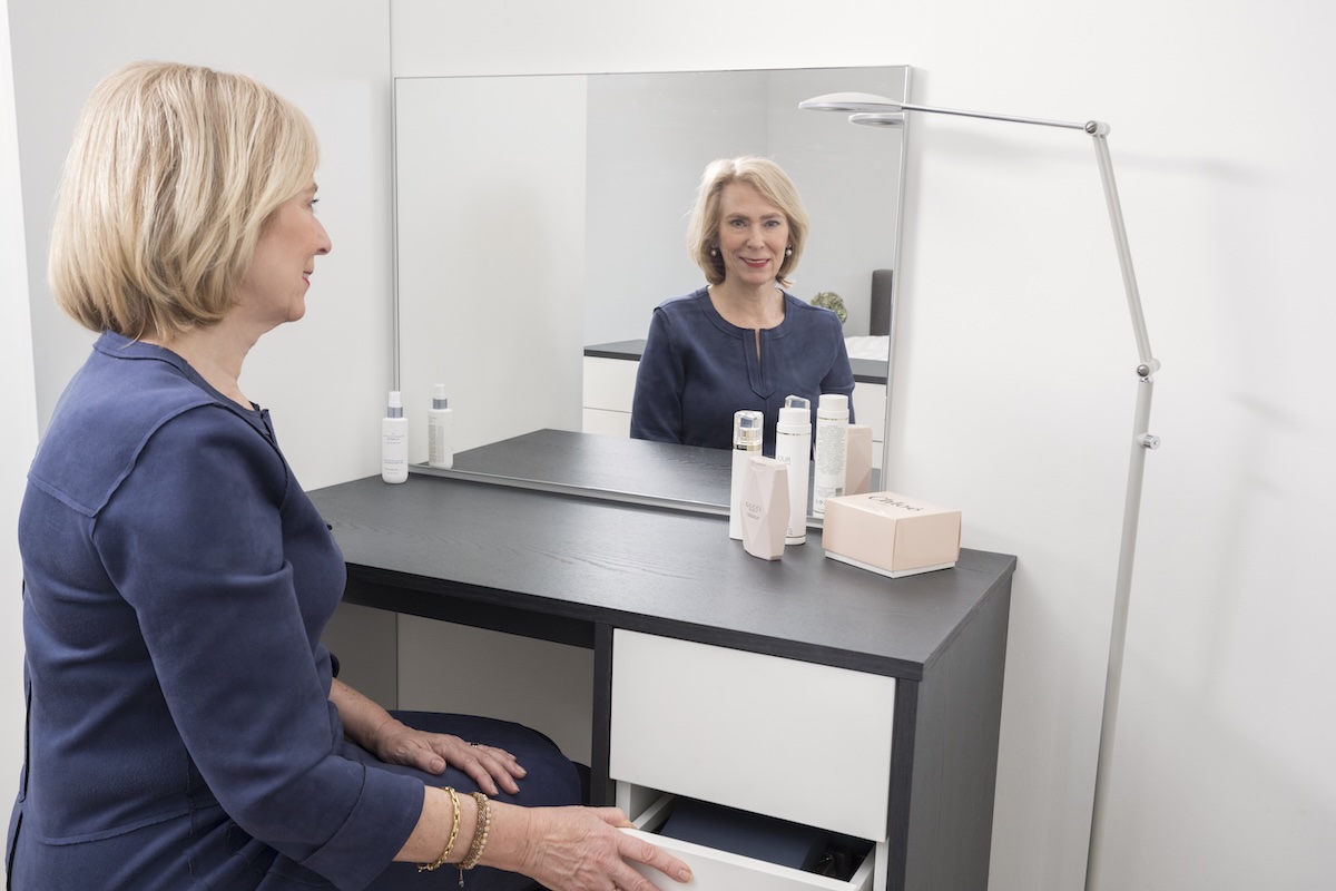 klant aan kaptafel in slaapkamer