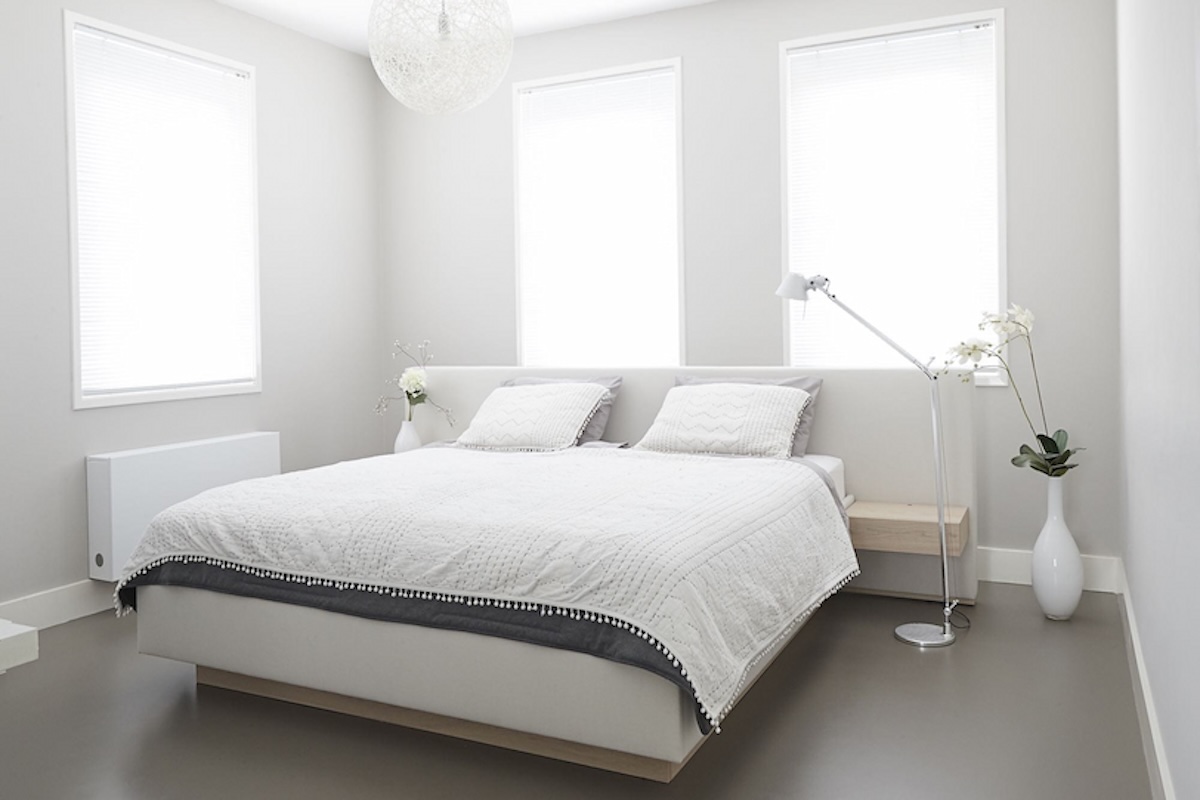 Koele slaapkamer met raamdecoratie