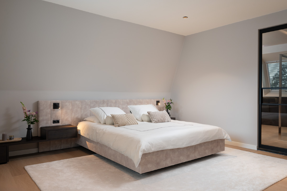 Maatwerkbed onder het knieschot op zolder