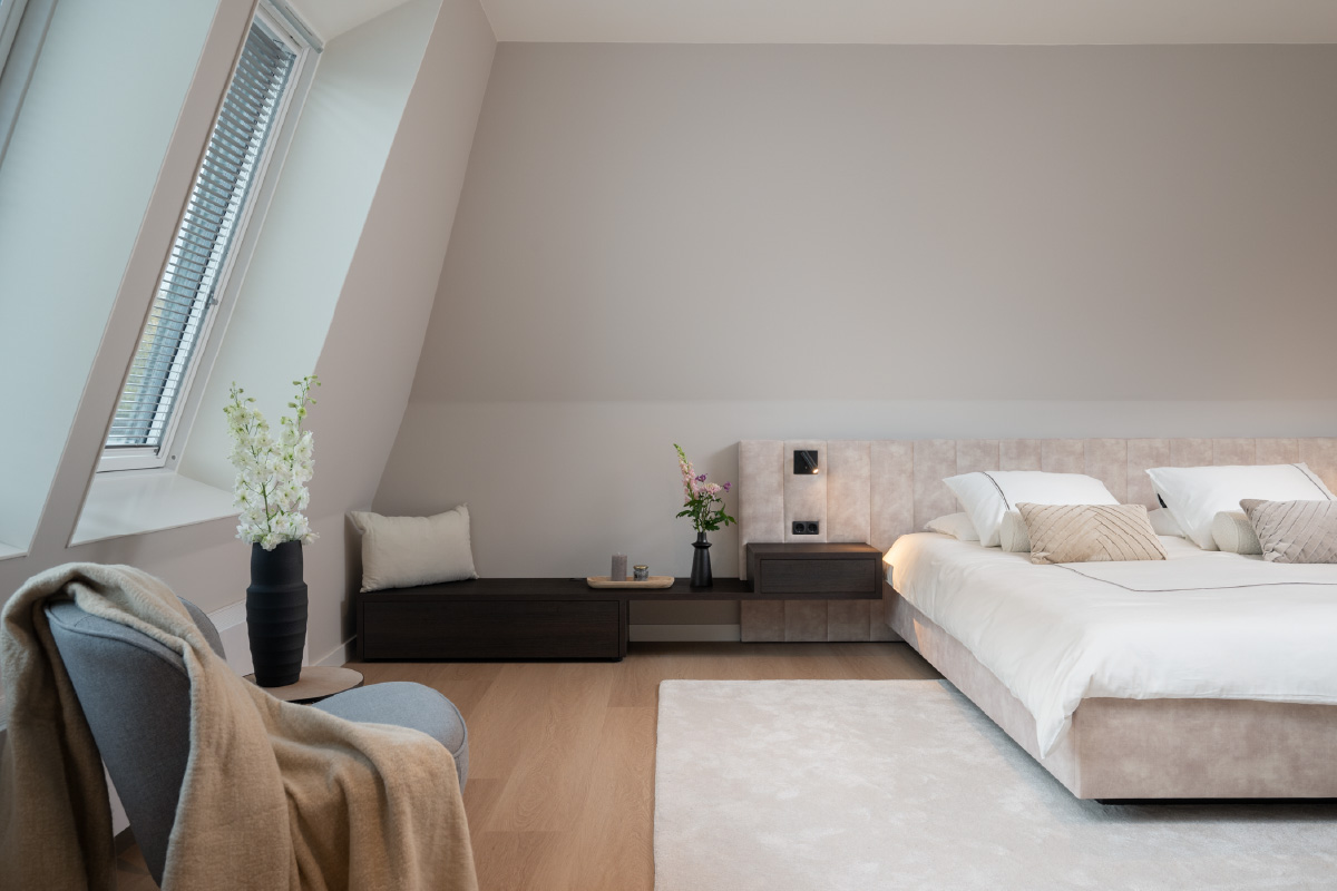 Zwevende ombouw sluit perfect aan op de schuine wand