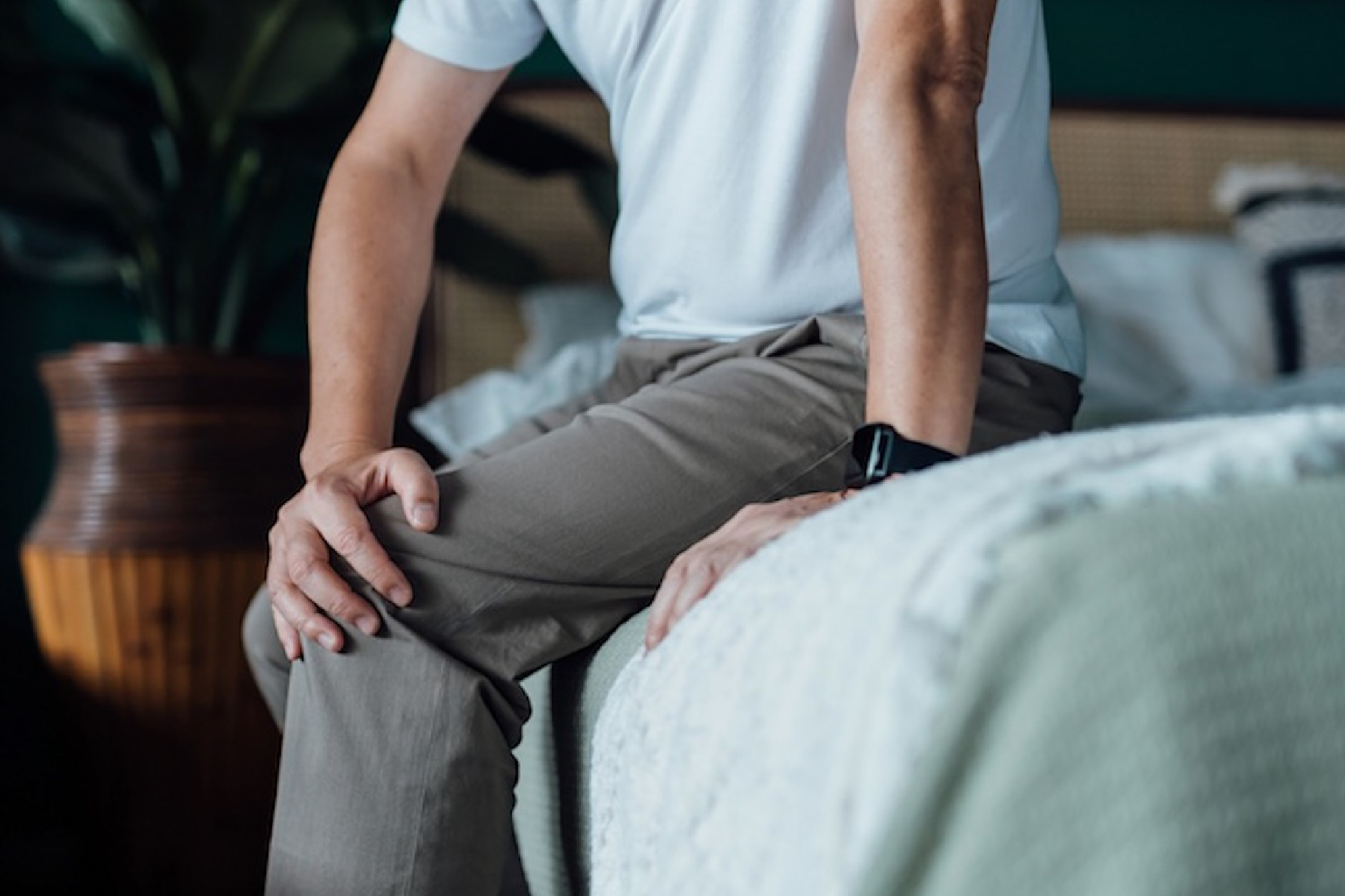 oudere mam met kramp in benen