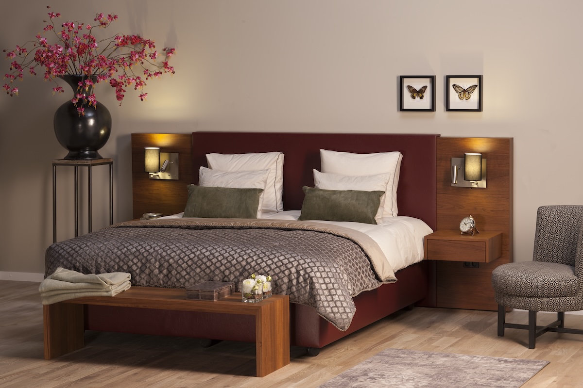 Seniorenbed Durante – luxe combinatie van hout en leerdoek