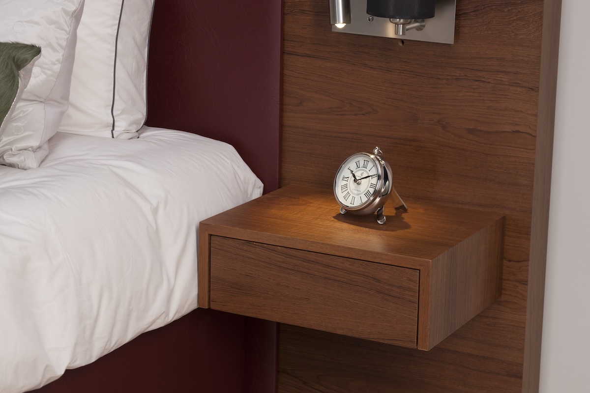 Durante seniorenbed – zwevende nachtkastjes en houten accenten