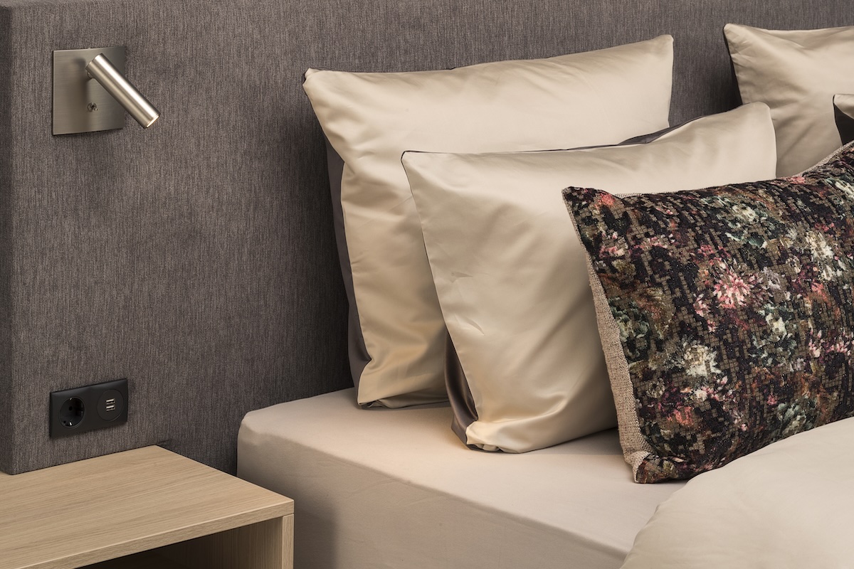 Seniorenbed Manifesto – modern design met optionele voetpanelen