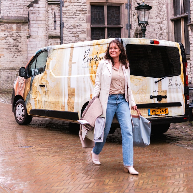 Tamara bij haar Residenza bus