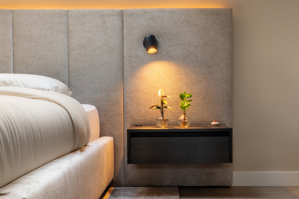 Zolder slaapkamer met maatwerk design bed en ingebouwde verlichting