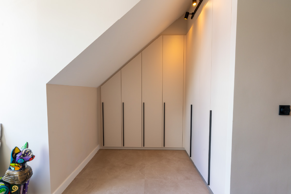 Zolder slaapkamer met bed Formosa en rustgevend kleurgebruik