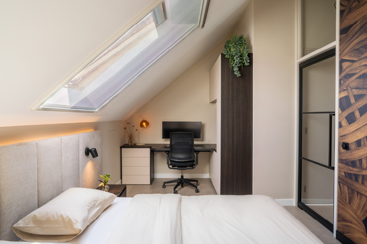 Volwaardige zolder suite met design bed en maatwerk kastenwand