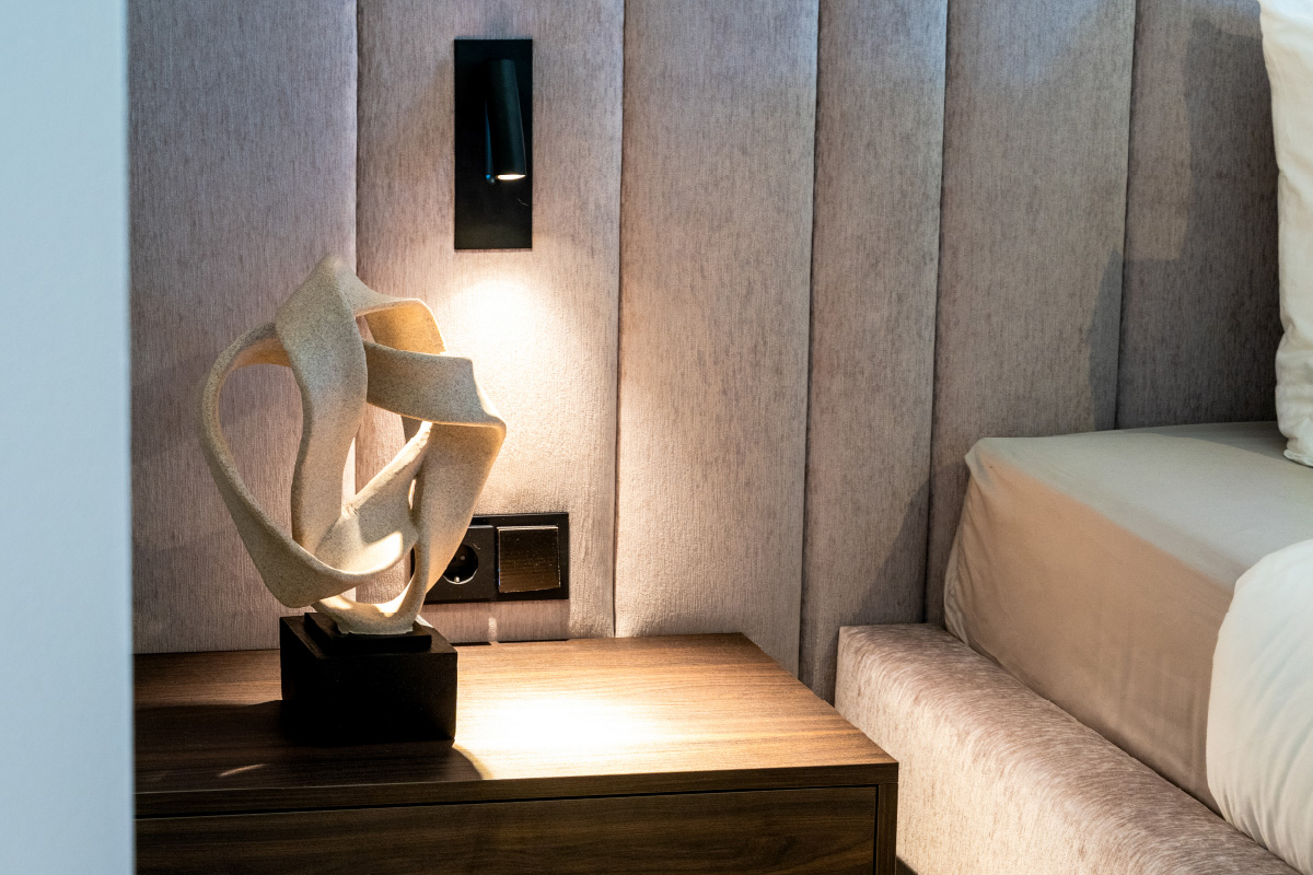 Verstelbare bedlampen ingebouwd in het hoofdpaneel en sfeerverlichting onder het bed