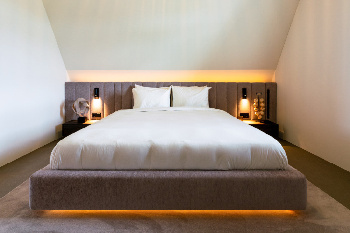 Brede bedombouw in maatwerk slaapkamer met design bed Formosa en keuze uit JAB-stoffen