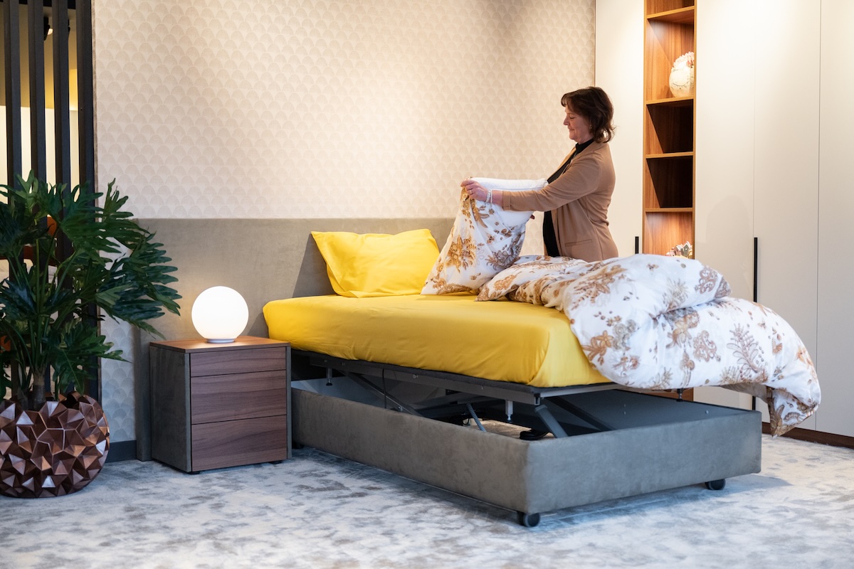 Senior maakt hoog laag bed 120 breed op